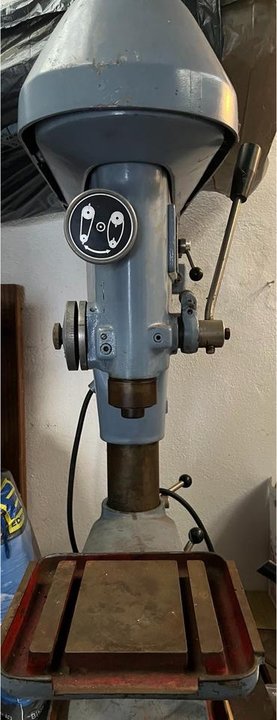 Tischbohrmaschine für einen Handwerker zum Abholen