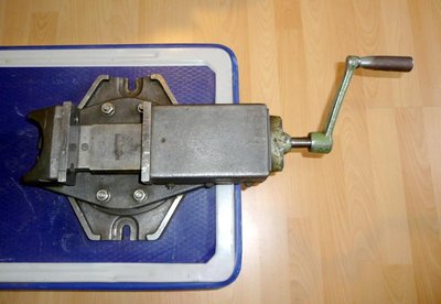 Maschinenschraubstock mit Drehteller um 360° drehbar