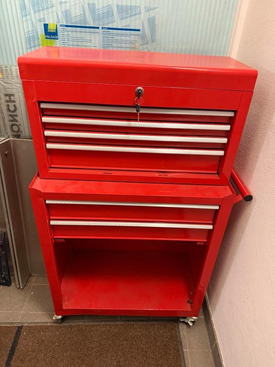 roter Werkzeugschrank mit abnehmbarem Aufsatz