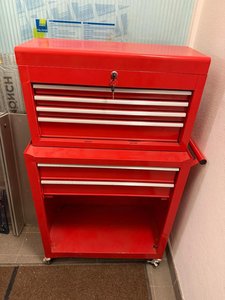 roter Werkzeugschrank mit abnehmbarem Aufsatz