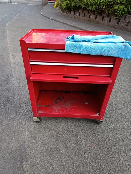 kleiner roter werkstattwagen