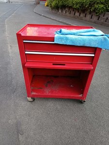 kleiner roter werkstattwagen